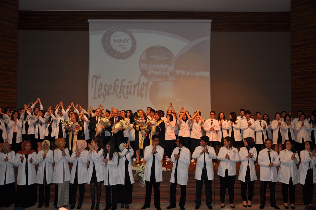Üniversitemiz Sağlık Bilimleri Fakültesinde Beyaz Önlük Giyme Ve Işık Alma Töreni Yapıldı