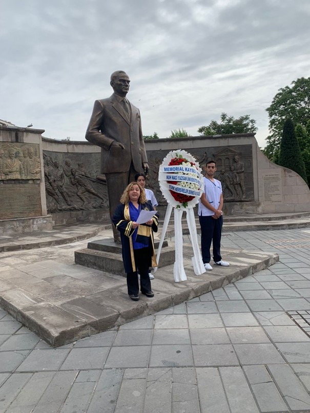 12 Mayıs Hemşireler Günü ve 12-18 Mayıs Hemşirelik Haftası dolayısıyla Kayseri Cumhuriyet Meydanı’nda Atatürk Anıtı'na çelenk sunma töreni düzenlendi.