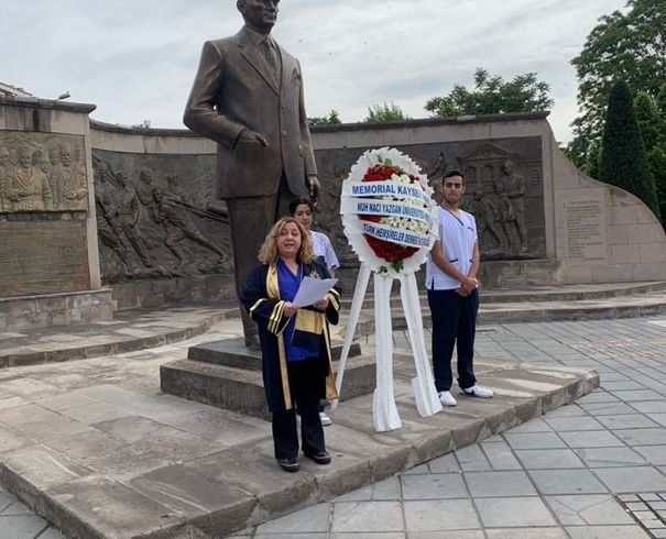 12 Mayıs Hemşireler Günü ve 12-18 Mayıs Hemşirelik Haftası dolayısıyla Kayseri Cumhuriyet Meydanı’nda Atatürk Anıtı'na çelenk sunma töreni düzenlendi.